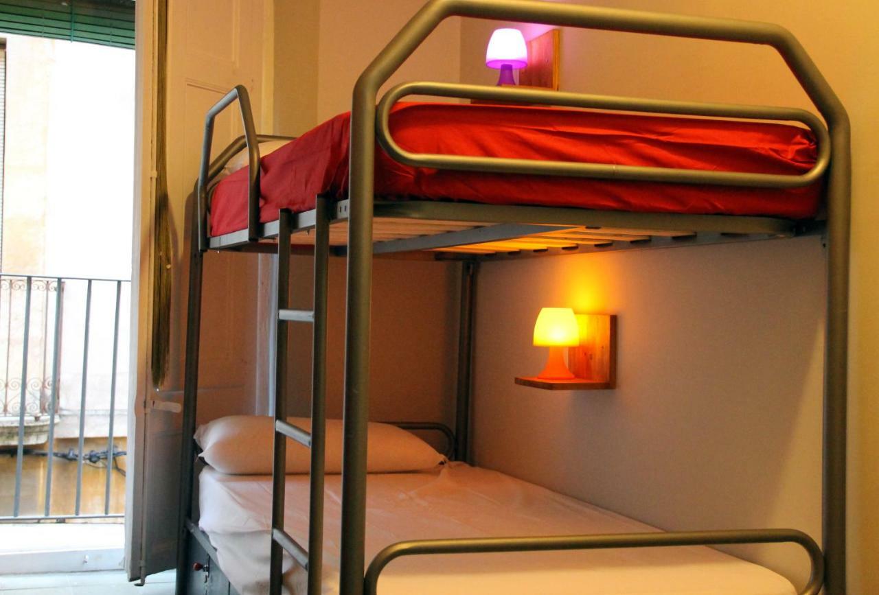 Hostal Tgnrooms *